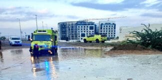 മസ്ക്കറ്റിലെ വെള്ളക്കെട്ടിൽ അകപ്പെട്ട 30 പേരെ രക്ഷപ്പെടുത്തി