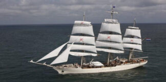 ഷബാബ് ഒമാൻ കപ്പൽ II സലാല തുറമുഖത്തേക്ക്