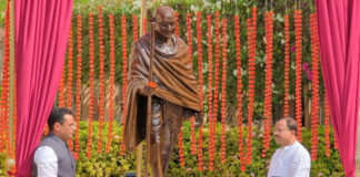 ഒമാനിൽ മഹാത്മാഗാന്ധി പ്രതിമ അനാച്ഛാദനം ചെയ്തു