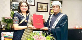 മുംബൈയിലെ ഒമാൻ ജനറൽ കോൺസൽ പേറ്റന്റ് കൈമാറി