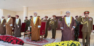 ദോഫാറിൽ 52-ാമത് ദേശീയ ദിനത്തോടനുബന്ധിച്ച് നടന്ന സൈനിക പരേഡിന് ഒമാൻ സുൽത്താൻ നേതൃത്വം നൽകി