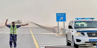 ശക്തമായ കാറ്റിൽ ആദം-തുംറൈത്ത് റോഡിൽ മണൽ കുമിഞ്ഞുകൂടി