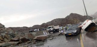 മസ്കറ്റിൽ കനത്ത മഴയിൽ മലയിടിഞ്ഞ് ഗതാഗതം തടസപ്പെട്ടു