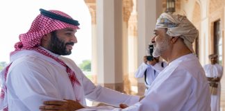 സൗദി കിരീടാവകാശിയെ അൽ ബറാഖ കൊട്ടാരത്തിലേയ്ക്ക് സ്വീകരിച്ച് ഒമാൻ സുൽത്താൻ