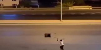 ബൗഷറിൽ ഗതാഗതം തടസ്സപ്പെടുത്തിയതിന് രണ്ട് പേർ അറസ്റ്റിൽ