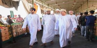 മസ്കത്ത് ഗവർണറേറ്റിലെ സെൻട്രൽ ഫ്രൂട്ട്സ് ആൻഡ് വെജിറ്റബിൾസ് മാർക്കറ്റിൽ പരിശോധന