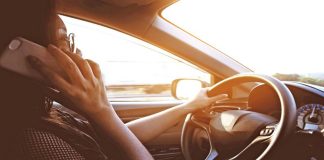 ഒമാനിൽ വാഹനമോടിക്കുമ്പോൾ ജി.പി.എസ് ഉപയോഗിക്കുന്നതും നിയമലംഘനം