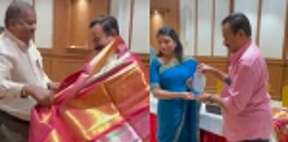 ഒമാനിലെത്തിയ പ്രശസ്ത നാടക സംവിധായകൻ വക്കം ഷക്കീറിനെ മസ്കറ്റിലെ തിരുവനന്തപുരം സ്വദേശികൾ ആദരിച്ചു