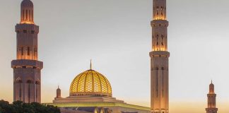 സുൽത്താൻ ഖാബൂസ് ഗ്രാന്റ് മസ്ജിദ് സന്ദർശിക്കുന്നതിന് ഇനി മുതൽ ഫീസ് നൽകണം; അറിയിപ്പുമായി മസ്കത്ത്