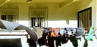 കെട്ടിടങ്ങളുടെ കാഴ്ച മറയുന്ന രീതിയിൽ വസ്ത്രങ്ങൾ ഉണക്കാൻ വിരിക്കുന്നവർക്കെതിരെ നടപടിയുമായി മസ്കത്ത് നഗരസഭ