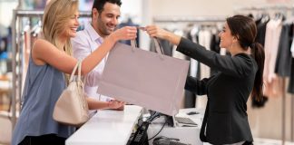 പ്ലാസ്റ്റിക് സഞ്ചികളുടെ നിരോധനത്തിന്റെ മൂന്നാംഘട്ടം; പരിസ്ഥിതി സൗഹൃദ ബാഗുകൾ സൗജന്യമായി നൽകി വാണിജ്യ സ്ഥാപനങ്ങൾ